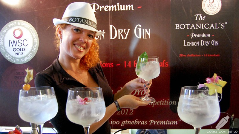 Barmaid de coctelería con Gin Tonic en el Gin Show Madrid