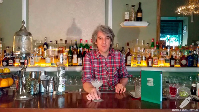 El bartender de coctelería Alberto Martínez con un cóctel Margarita