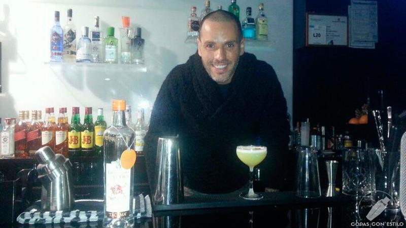 El bartender Alberto Villarroel con el cóctel Don Francisco