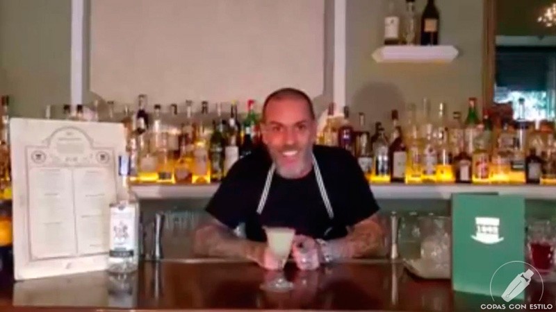 El bartender de coctelería Alberto Villarroel con el cóctel Pisco Punch