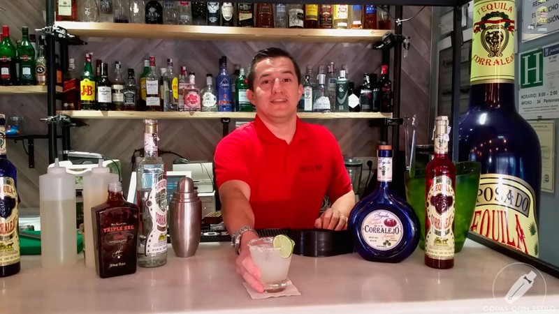 El bartender de coctelería Andrés Verdugo con el cóctel Margarita