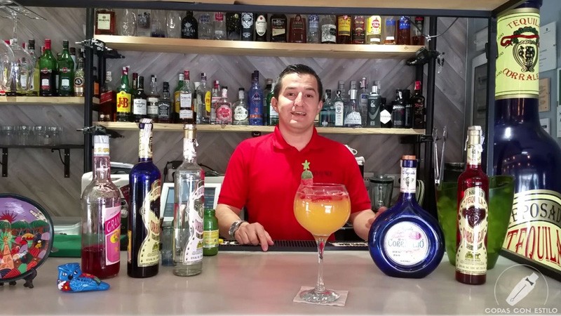 El bartender de coctelería Andrés Verdugo con el cóctel Tequila Sunrise