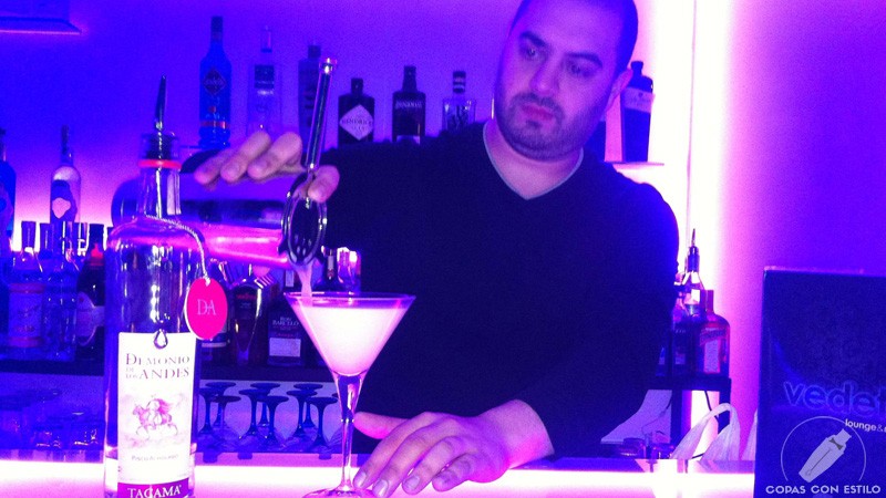 El bartender de coctelería Ángel Taboada elaborando el cóctel Pisco Sour