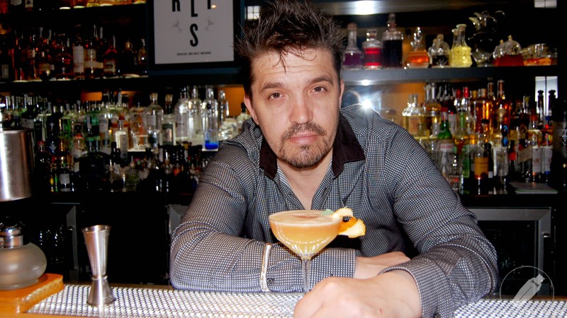 El bartender Carlos Moreno con un cóctel con pisco