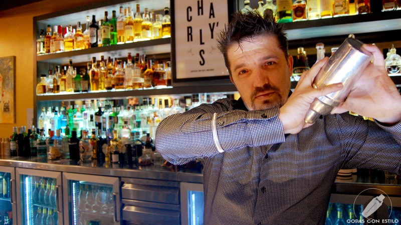 El bartender Carlos Moreno, de coctelería Charly's Cocktail Bar (Madrid), con la coctelera