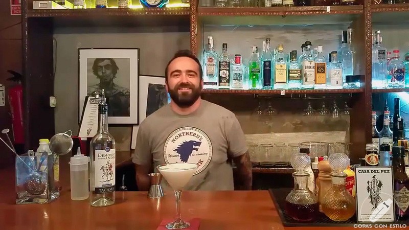 El bartender de coctelería Daniel Burgos con el cóctel Pisco Sour