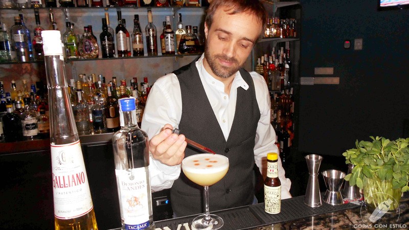 El bartender Daniele Baccari elaborando un cóctel con pisco en coctelería La Villana (madrid)