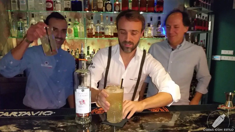 El bartender de coctelería Daniele Baccari con el cóctel con pisco Chilcano