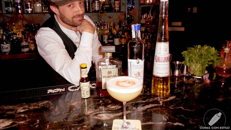 El bartender Daniele Baccari presentando su cóctel con pisco en Coctelería La Villana (Madrid)