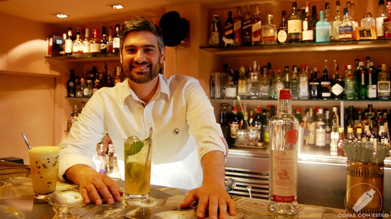 El bartender de coctelería Le Cabrera (Madrid) Diego Cabrera con dos cócteles