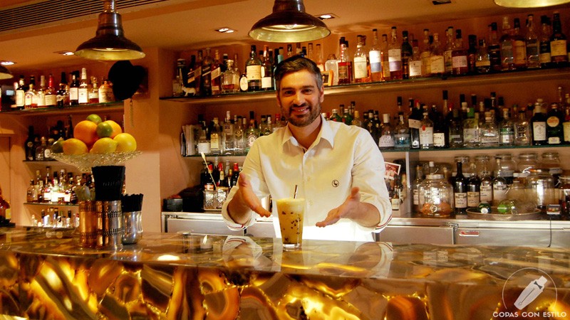 El bartender Diego Cabrera, de coctelería Le Cabrera (Madrid), con un cóctel con pisco