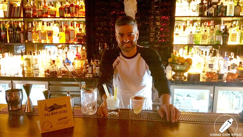 El bartender Diego Cabrera con un cóctel con mezcal