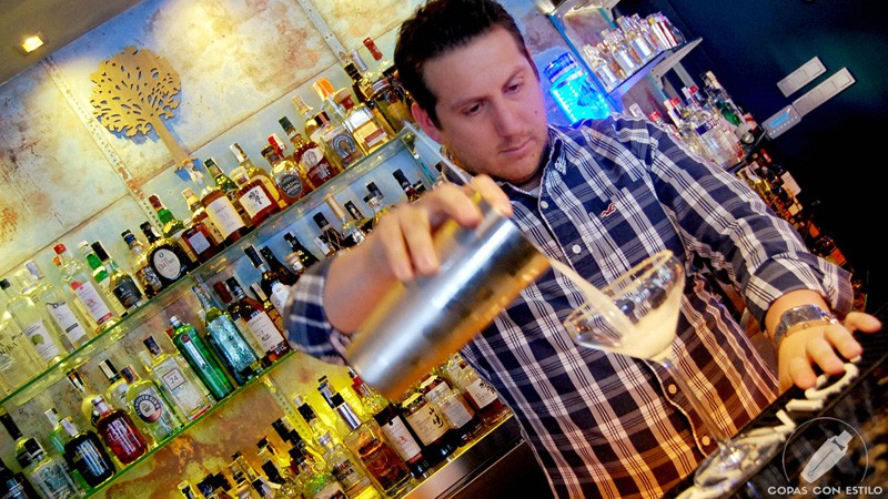 El bartender de coctelería Diego Macedo elaborando un cóctel con pisco