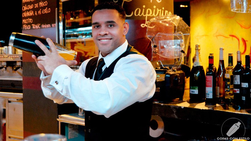 El bartender de coctelería de La Cevicuchería (Madrid) Javier Payano con la coctelera