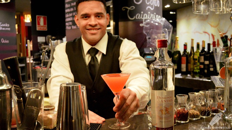 El bartender de coctelería de La Cevicuchería (Madrid) Javier Payano con un cóctel