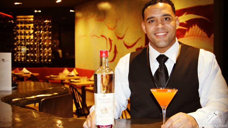 El bartender de coctelería de La Cevicuchería (Madrid) Javier Payano con un cóctel