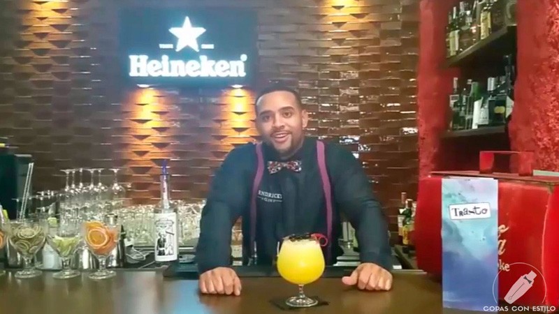 El bartender Javier Payano con un cóctel con mezcal