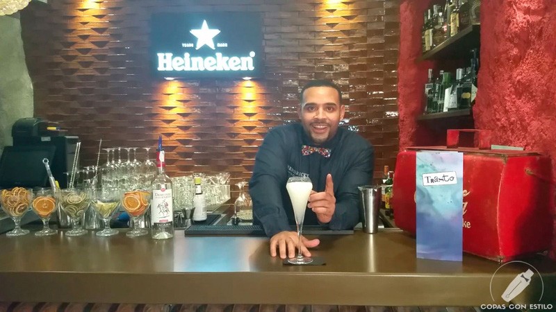 El bartender de coctelería Javier Payano con el cóctel Pisco Sour