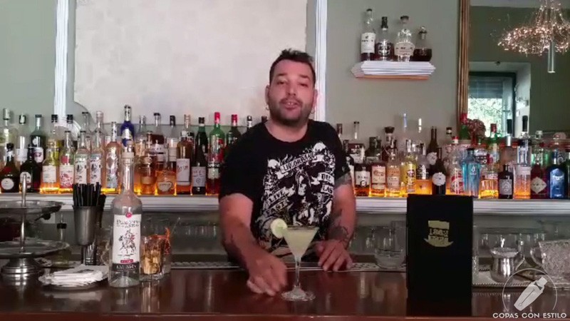 El bartender de coctelería Jesús de los Mozos con un cóctel con pisco