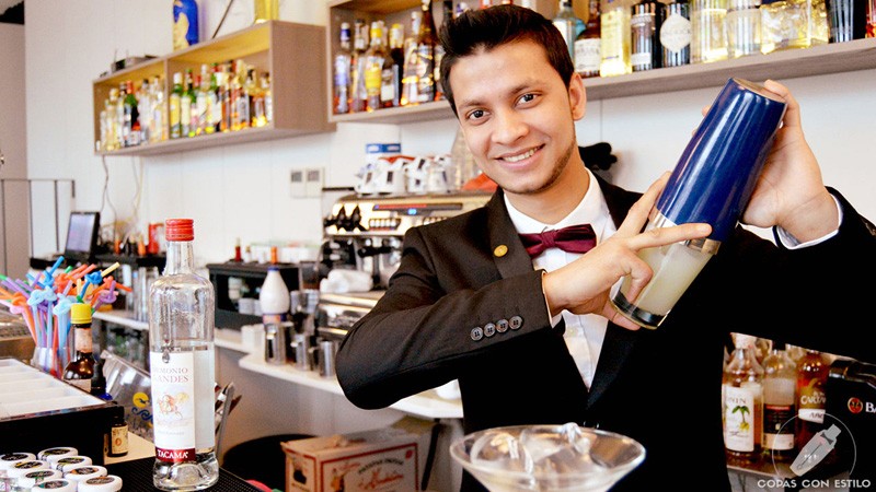 El bartender de coctelería de 90 Grados (Madrid) Joel Khan con la coctelera