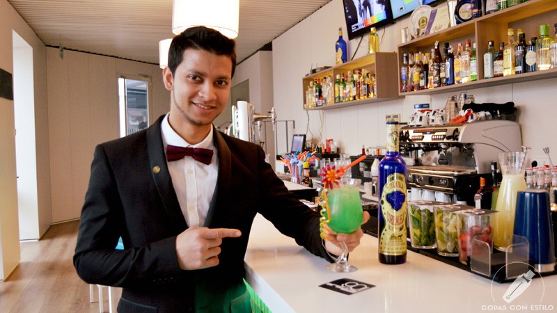 El bartender de coctelería de 90 Grados (Madrid) Joel Khan con un cóctel