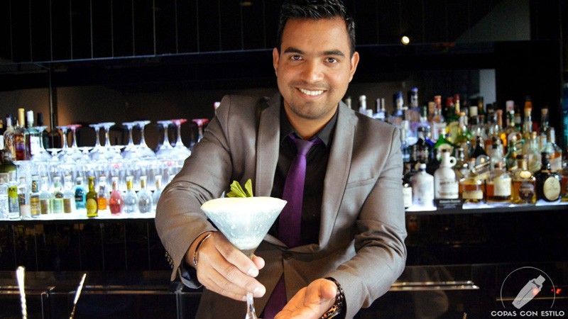 El bartender José Luis Guardo, de coctelería Kialma Cocktails & Drinks (Madrid), con un cóctel