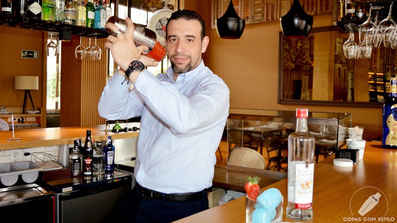 El bartender de coctelería de Barbillón Oyster (Madrid) Juan Jesús Calderón con coctelera