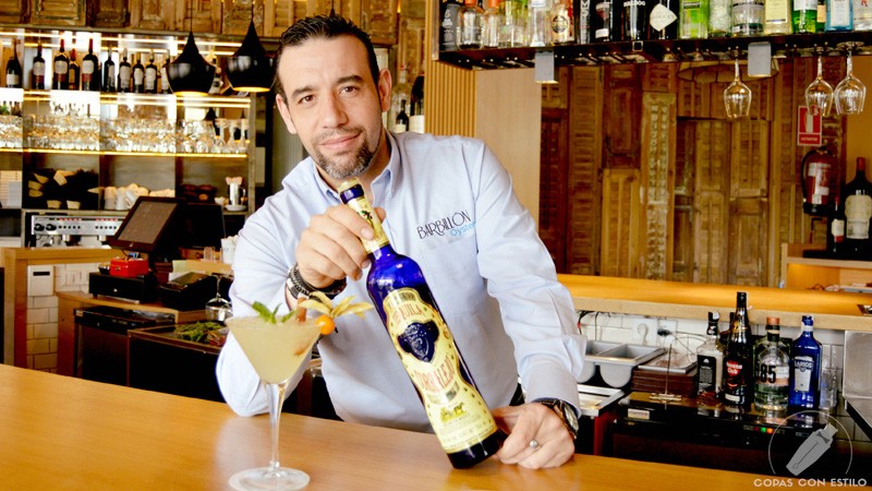 El bartender de coctelería de Barbillón Oyster (Madrid) Juan Jesús Calderón con un cóctel con tequila
