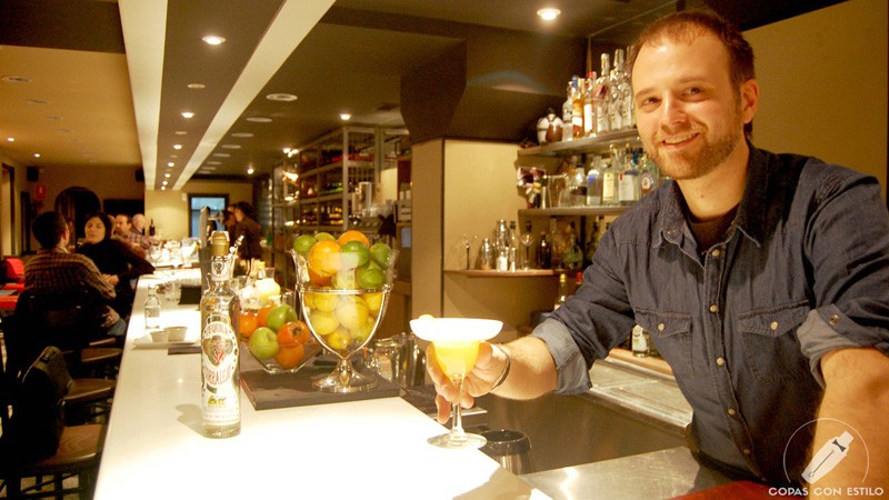 El bartender Leo Campanella, de Gastrobar Tres Bocas (Madrid), con un cóctel con pisco