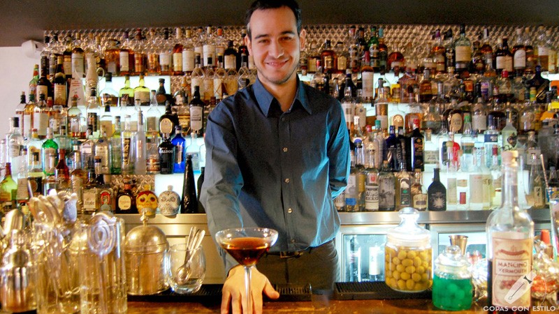 El bartender Mario Villalón, responsable de coctelería de El Padre (Madrid) con un cóctel