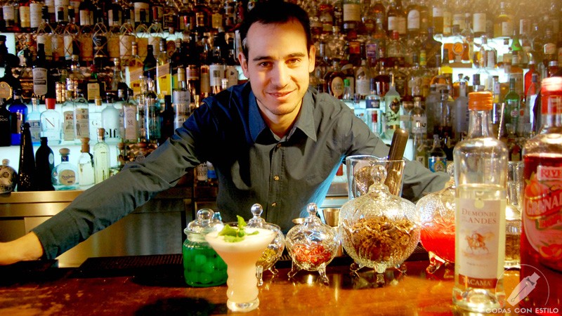 El bartender Mario Villalón presentando su cóctel con pisco