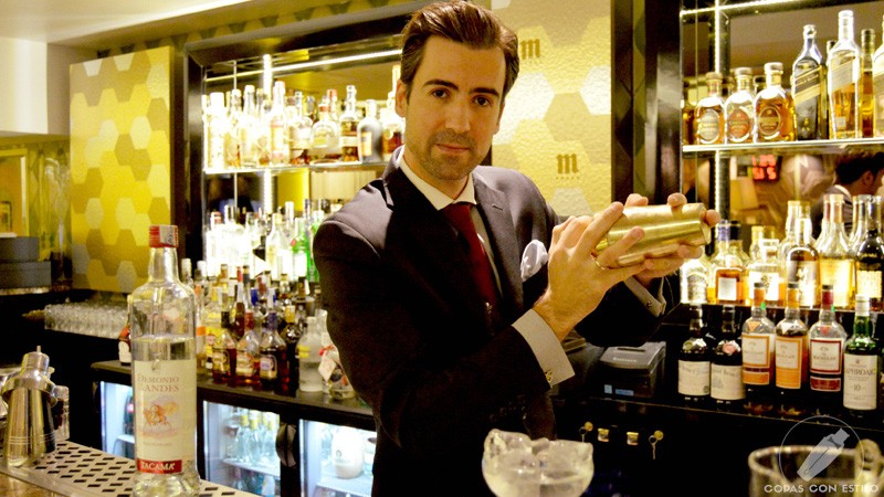 El bartender de coctelería de Columbus Bar (Madrid) Miguel Pérez con la coctelera