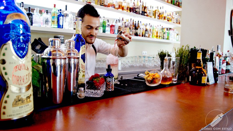 El bartender de coctelería Galatea (Coslada, Madrid) Riccardo Verona elaborando un cóctel