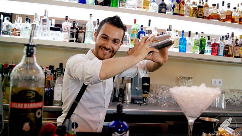 El bartender de coctelería Galatea (Coslada, Madrid) Riccardo Verona con la coctelera