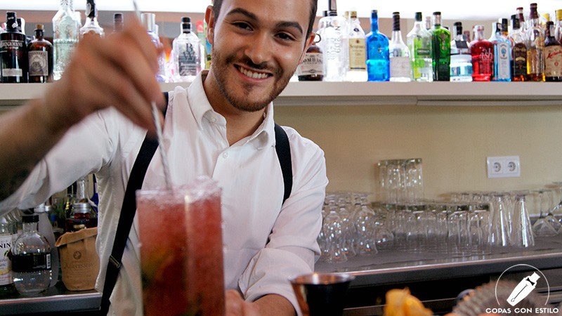 El bartender Riccardo Verona, elaborando un cóctel con tequila