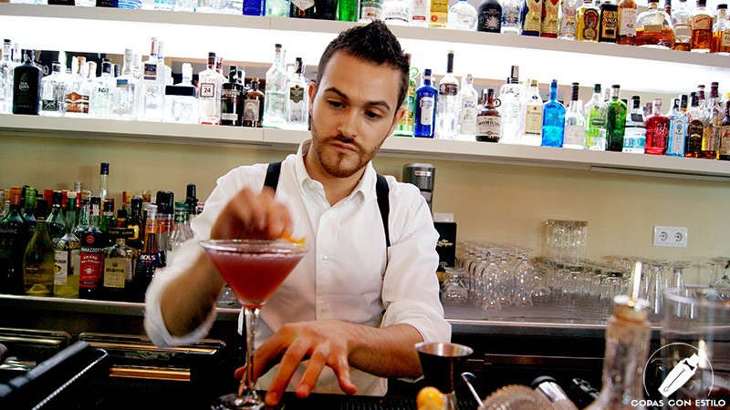 El bartender Riccardo Verona, elaborando un cóctel