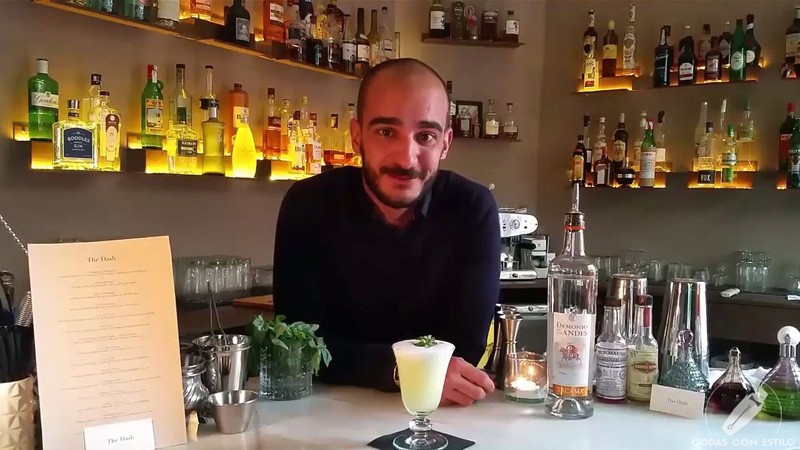 El bartender de coctelería Rubén de Gracia con un cóctel con pisco