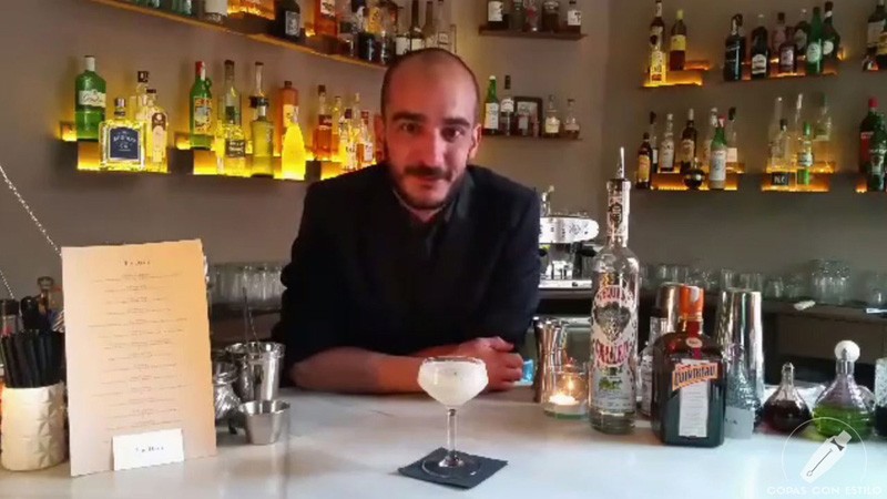 El bartender de coctelería Rubén de Gracia con el cóctel Margarita
