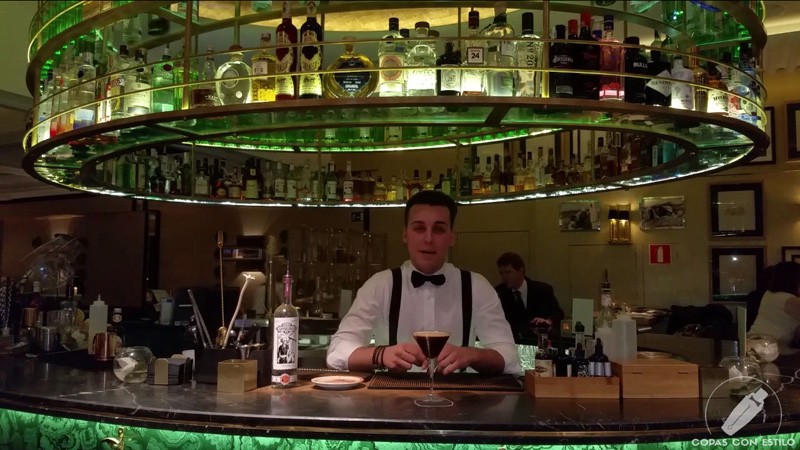 El bartender de coctelería Santiago Dorado con un cóctel con mezcal