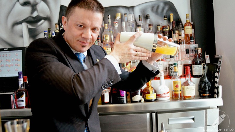 El bartender de coctelería Sergio Freile con la coctelera