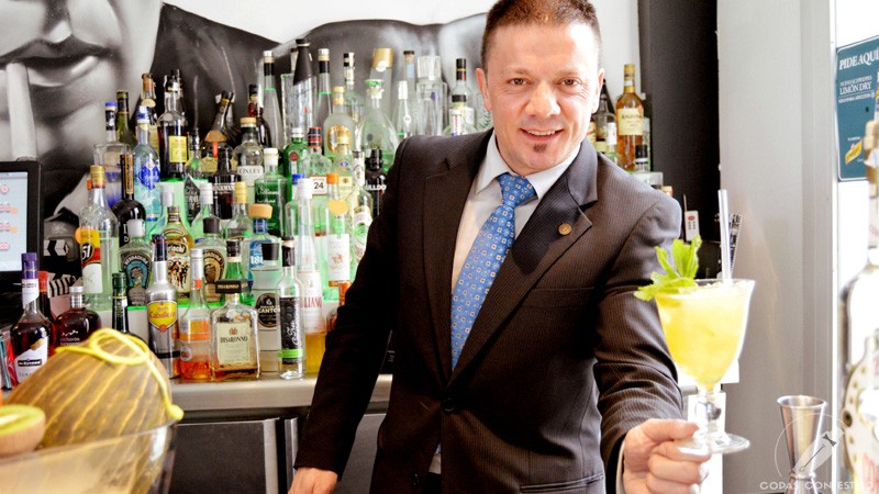 El bartender de coctelería Sergio Freile con un cóctel