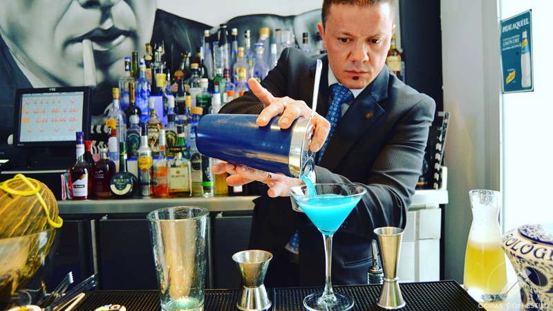 El bartender de coctelería Sergio Freile elaborando un cóctel