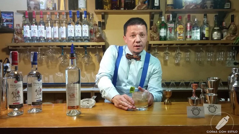 El bartender de coctelería Sergio Freile con el cóctel Chilcano