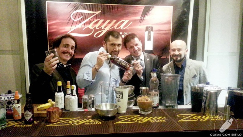 Stand destilado Ron Zaya con su bartender de coctelería en el Ron Festival Madrid