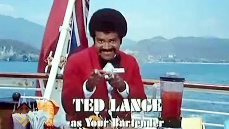 Ted Lange, actor y bartender de coctelería en la serie "Vacaciones en el Mar"