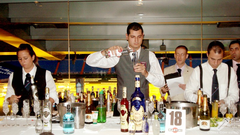 Bartender elaborando su cóctel en el campeonato de coctelería