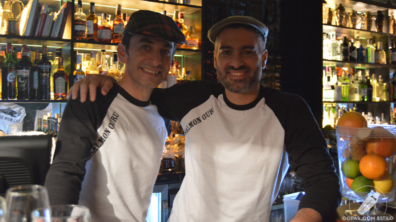 Los bartender Diego Cabrera y Ricardo García, en Coctelería Salmon Guru (Madrid)