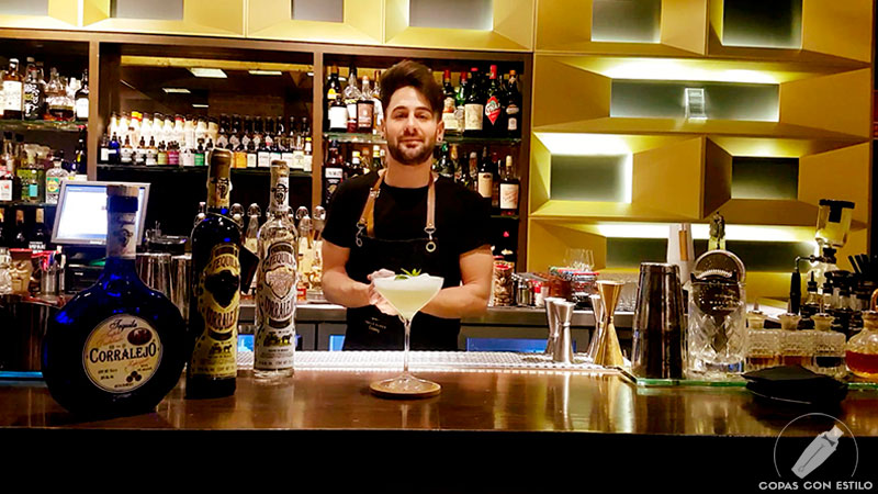 El bartender de coctelería Borja Goikoetxea presentando su cóctel con tequila