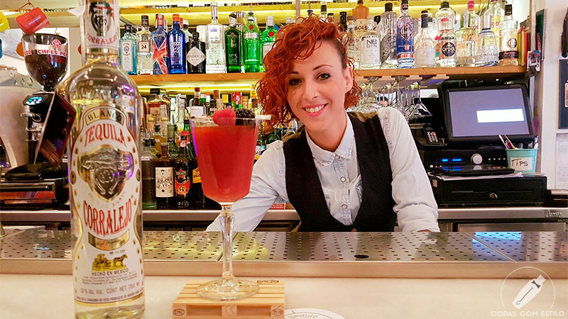 La barmaid de coctelería Esther Gómez presentando su cóctel con tequila