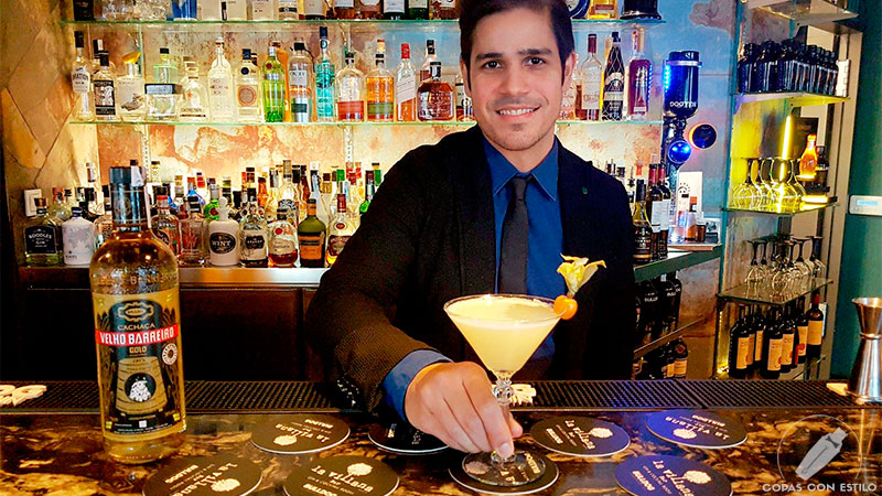 El bartender de coctelería Francesco Bacilieri presentando su cóctel con cachaça